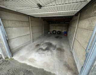 Gesloten garagebox te koop in Sint-Pieters-Leeuw